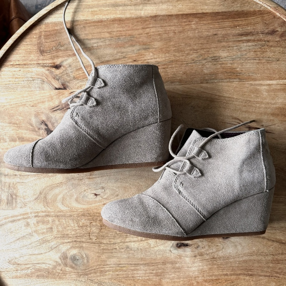 TOMS Womens Desert Casual Wedge Bootie | Taupe Suede | Size: